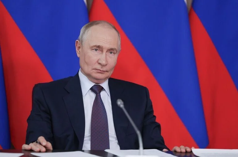 Путин поручил создавать в регионах центры для подготовки научных кадров