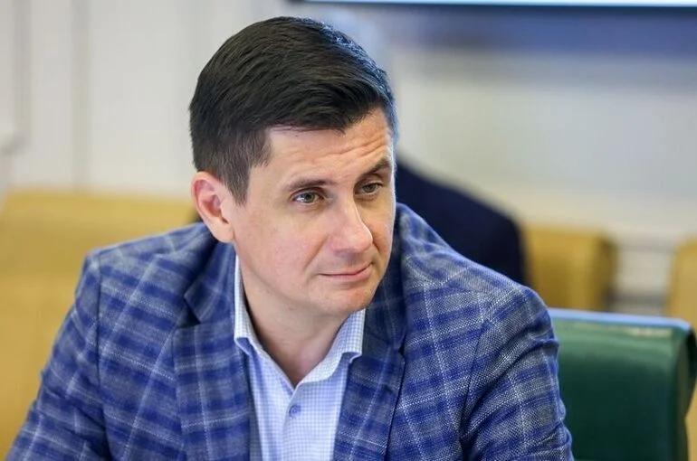 Сенатор Деньгин предложил выдавать нуждающимся семьям школьные наборы