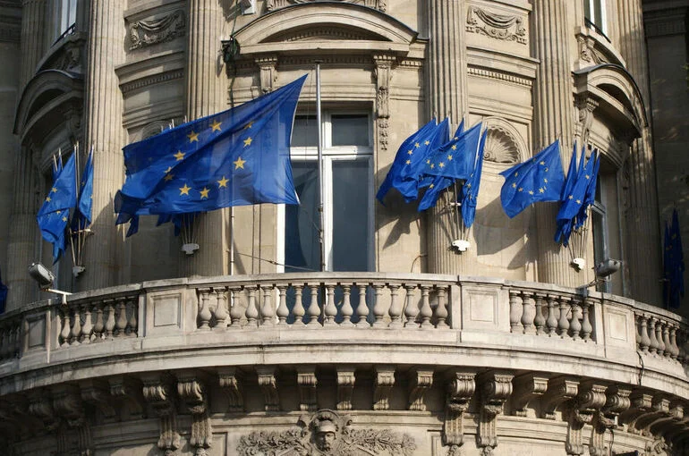 Euractiv: ЕК поддержала запрет в Латвии конфет и игрушек из России