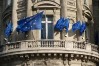 Euractiv: ЕК поддержала запрет в Латвии конфет и игрушек из России