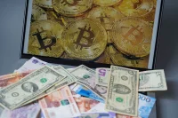 Стоимость биткоина превысила 77 тысяч долларов впервые с 26 мая