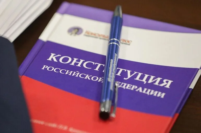 Минх: Конституция России сейчас не требует изменений