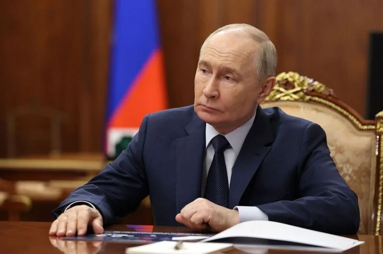 Путин поздравил граждан России с Днем государственного флага