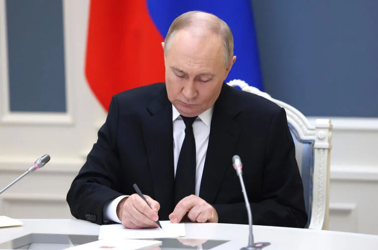  Путин подписал указ о награждении четырех сенаторов РФ