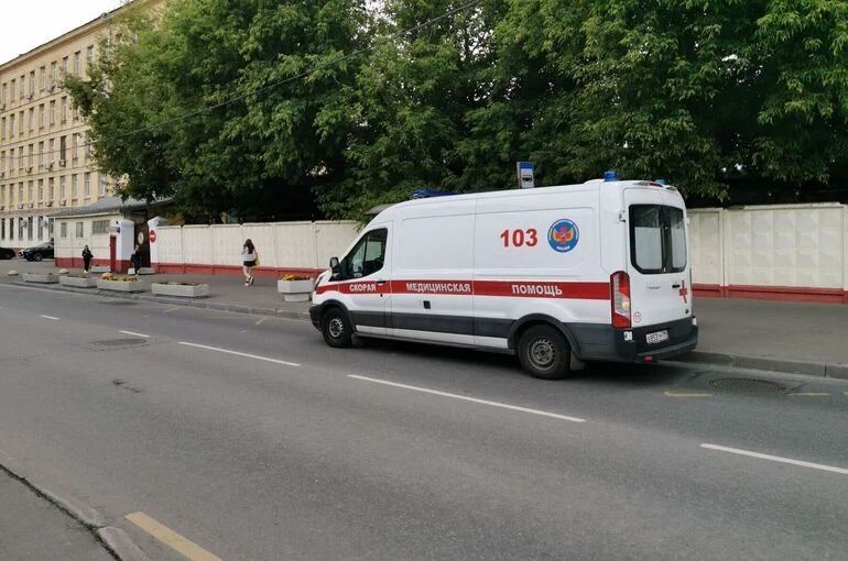 При возгорании автомобиля в Петербурге погиб человек