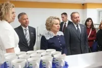 Матвиенко призвала ценить работающих в школе специалистов