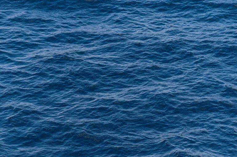 В Черном море у берегов Румынии после удара загорелось и затонуло судно