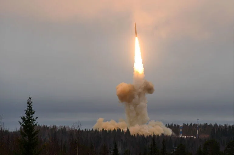 С космодрома Плесецк запустили межконтинентальную баллистическую ракету