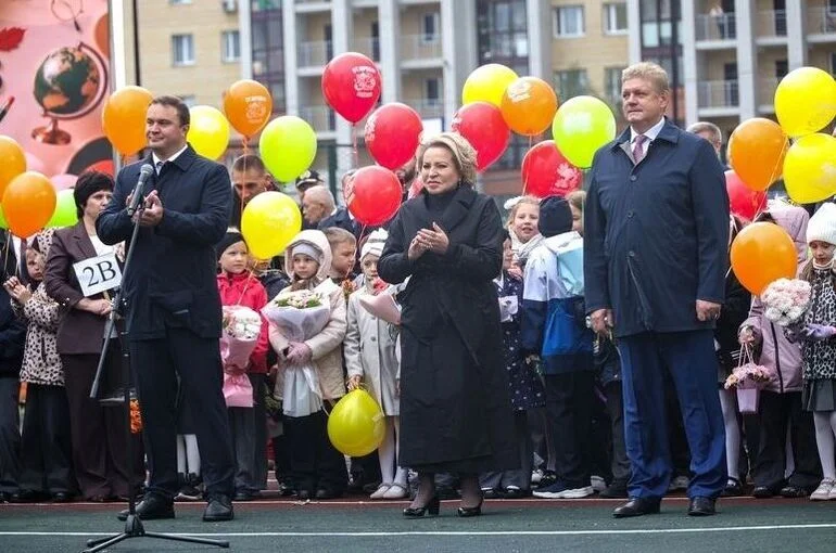 Матвиенко приняла участие в торжественной линейке в школе Омска