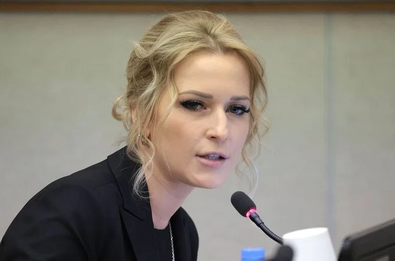 Лантратова сообщила о мошенниках, обещающих выплаты школьникам
