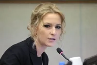 Лантратова сообщила о мошенниках, обещающих выплаты школьникам