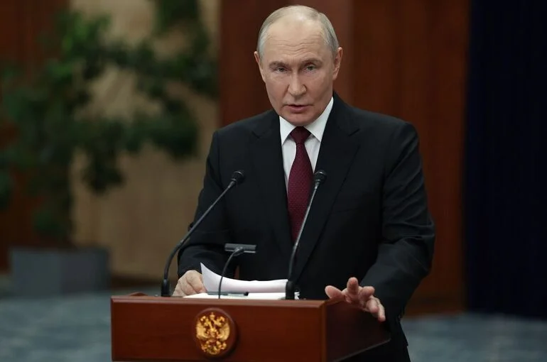 Путин поручил проработать создание финансового центра на основе Восточной биржи