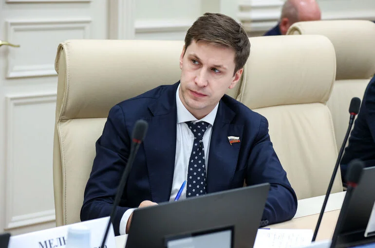 Сенатор Новиков назвал варварским шагом арест Норвегией судна «Профессор Молчанов»