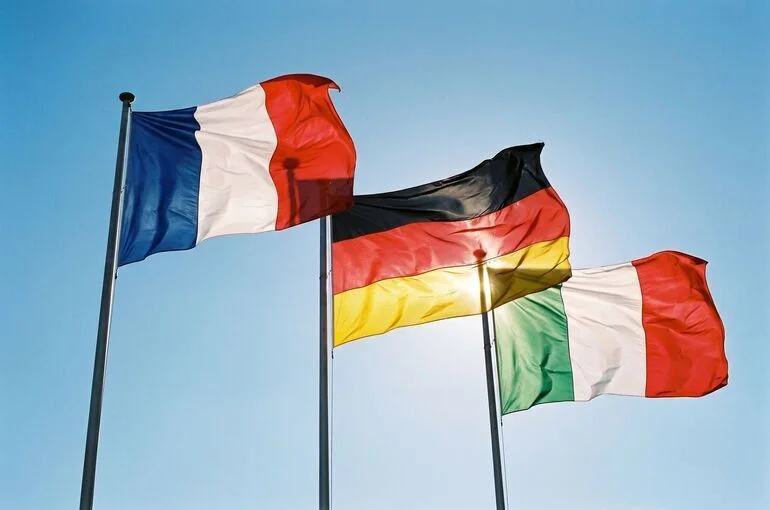 Euractiv: Франция, Германия и Италия заблокировали создание оборонной группы ЕС