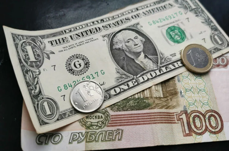 Экономист считает, что уход от доллара пошел на пользу экономике России