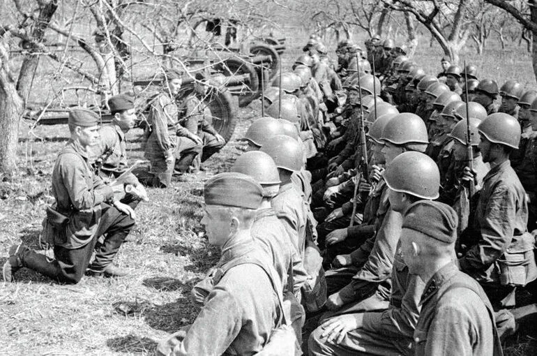 Великая Отечественная война 1941-1945 гг. Бойцы-артиллеристы Брянского фронта приносят гвардейскую клятву на верность Родине