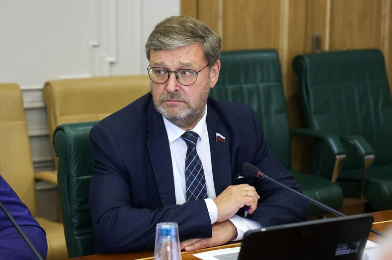 Сенатор Косачев увидел в решении Венгрии выслать дипломатов РФ влияние ЕС и НАТО
