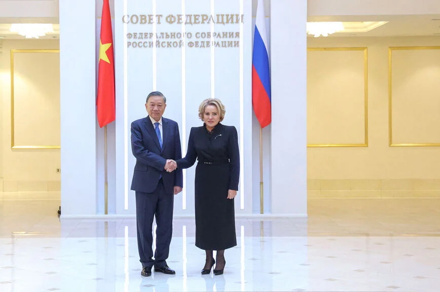 Валентина Матвиенко и То Лам.