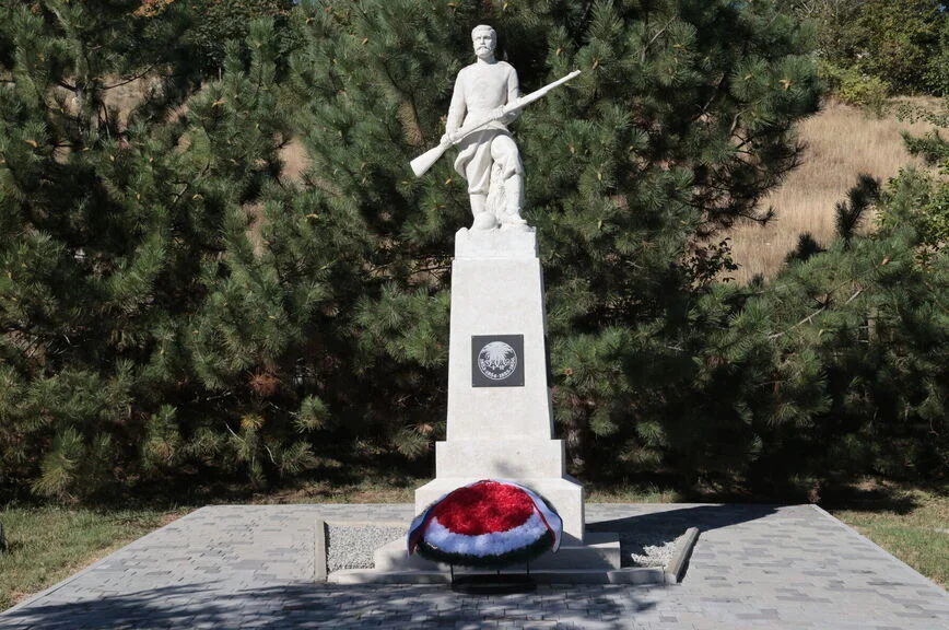 Памятник Владимирскому полку на поле Альминского сражения.