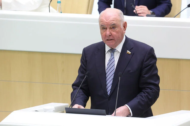 Сенатор Карасин предложил ограничить число участников переговоров по Украине