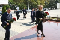 Матвиенко возложила цветы к мемориалу военным медикам в Махачкале