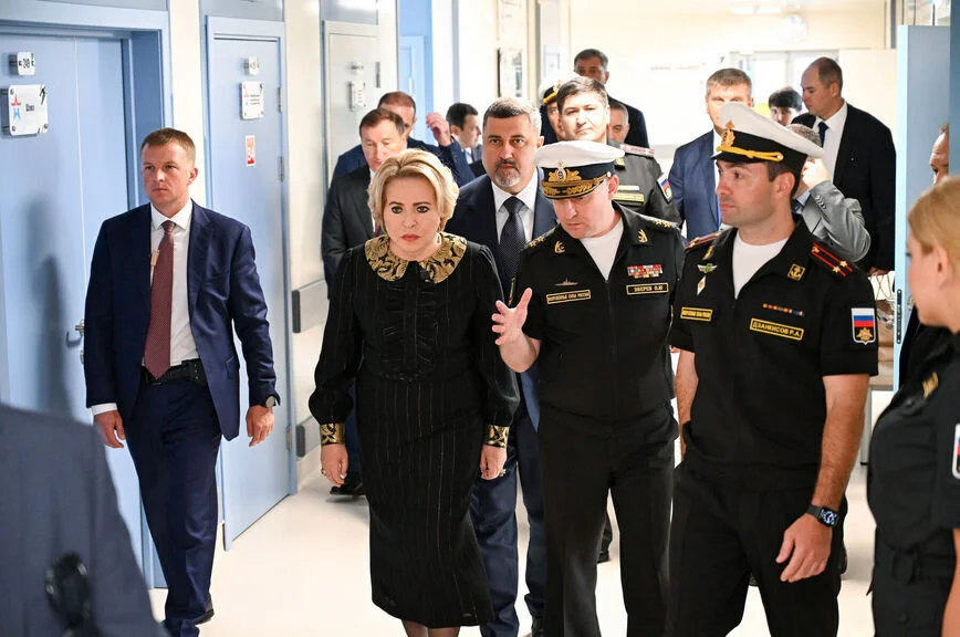 Валентина Матвиенко во время посещения Военно-морского госпиталя Министерства обороны РФ в Махачкале