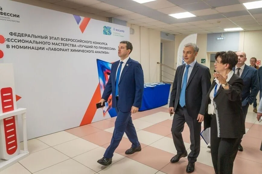  Экскурсия по Череповецкому химико-технологическому колледжу. Генеральный директор АО «Апатит» Денис Федоров, заместитель министра труда и социальной защиты РФ Дмитрий Платыгин, директор ЧХТК Елена Быкова.