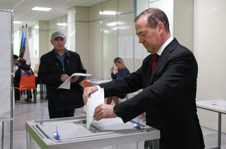 Медведев проголосовал на выборах в Госдуму