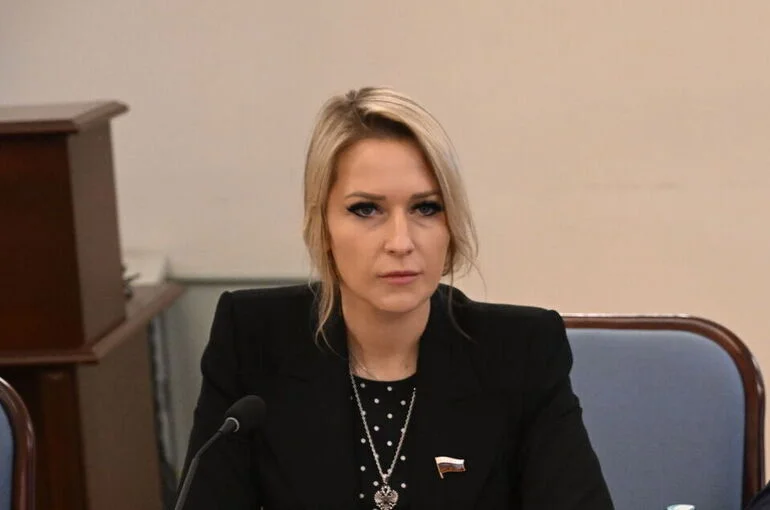 Лантратова призвала изменить правила зачета трудового стажа женам военных