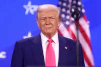 Трамп поручил переоборудовать триумфальную арку в военный комплекс