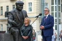 В Москве открыли памятник Юрию Лужкову в день его 90‑летия