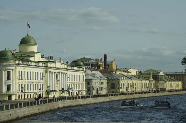 Мигрантам хотят запретить работать в Петербурге в сфере торговли