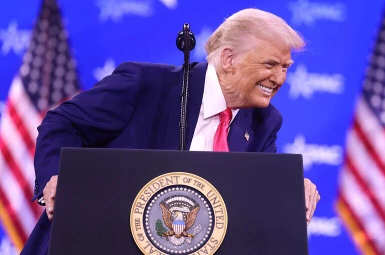 Трамп рассмешил Си Цзиньпина фотографией авторучки на месте Байдена