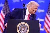 Трамп рассмешил Си Цзиньпина фотографией авторучки на месте Байдена