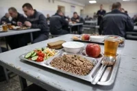 В рацион российских заключенных добавили фрукты, творог и соки