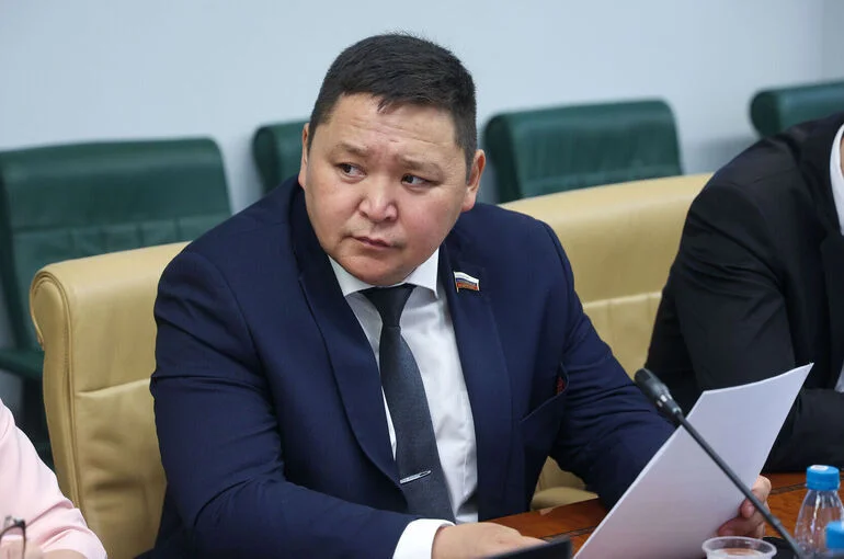 Сенатор Кужугет рассказал о принятых мерах по увеличению числа медработников