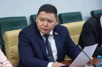 Сенатор Кужугет рассказал о принятых мерах по увеличению числа медработников