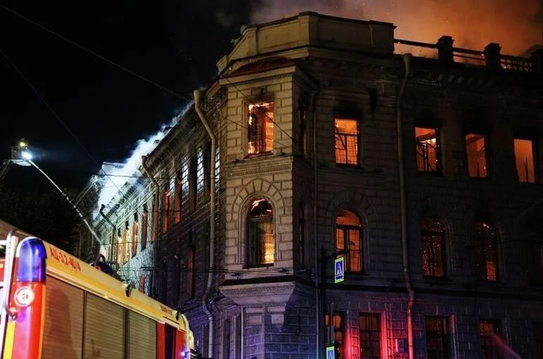 В центре Петербурга загорелся исторический особняк Миллера