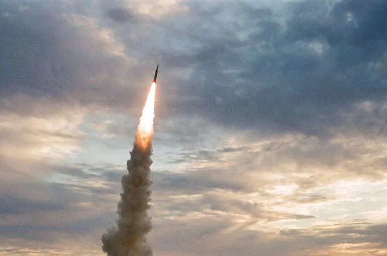 Российские войска поразили мост через Днепр в Киеве