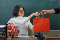 Юрист объяснил, какой подарок учителю может стать взяткой и чем это грозит