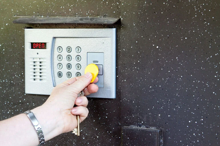 Эксперт рассказал, как работает оповещение об опасности через домофоны