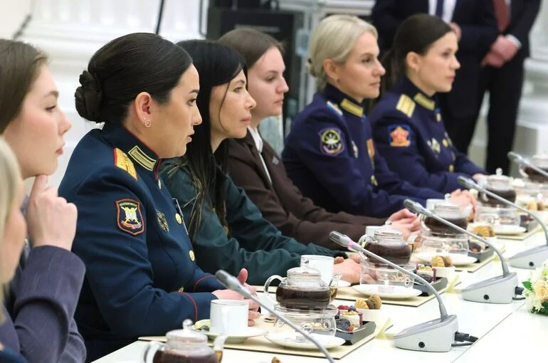 Предельный возраст службы женщин-военных предложили повысить до 50 лет