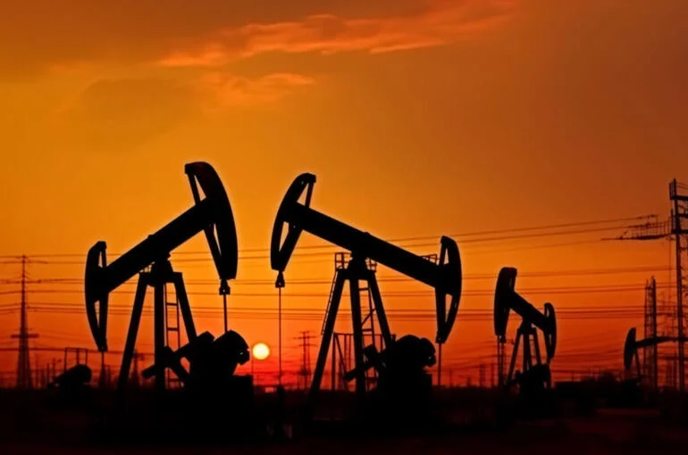 «Интерфакс»: Нефть дорожает на фоне атак на суда в Ормузском проливе
