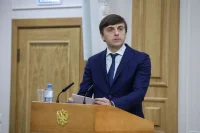 Кравцов оценил необходимость переноса начала занятий в школах на 9 утра