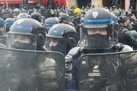 Парижская полиция в связи с беспорядками призвала на помощь резервистов