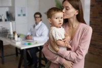 Родителям предложили разрешить бесплатно лежать в больнице с детьми до 8 лет