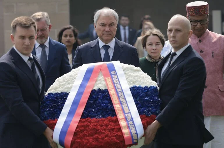 Володин возложил цветы к мемориалу на месте кремации Махатмы Ганди