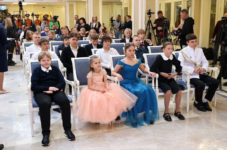 В Совете Федерации наградили юных спасателей и героев